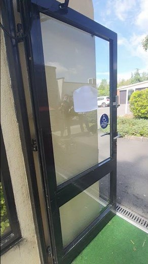 Porte automatique battante pour EHPAD