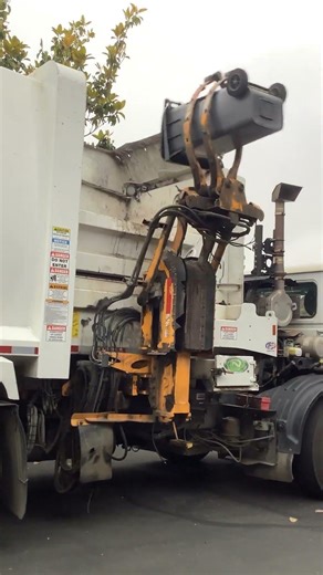 New way automated side loader