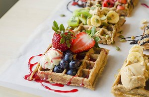 Para el desayuno 2 tazas y i/4 de avena 1 ½ taza de leche de almendra 2 plátanos 4 cdas de sirope de agave 1 pizca de canela en polvo 1 cda de aceite vegetal puede ser de coco o aceite de olivo Mete Todos los ingredientes a la licuadora hasta que aquede una masa espesa pero fácil de manejar, si no tienes Wuaflera puedes hacerlos como hot cacke en una sartén previamente aceitada con aceite vegetal. Una vez dorados decora a tu gusto IDEAS COMO TOPPING: Fruta, mucha fruta, la que más te guste, rall