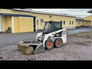 Köp Kompaktlastare Bobcat 553 med sopvals, snöblad och skopor på Klaravik