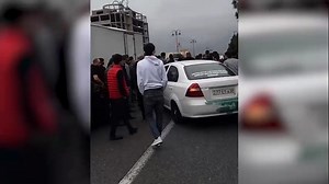 11 reactions |  ‍♀️ В Баку водитель, пытаясь скрыться от сотрудников полиции, создал серьезную угрозу для других участников дорожного движения - https://media.az/society/1067930949 #баку #водитель #дорожнаяполиция #автохулиган #mediaaz | Media.Az | Facebook