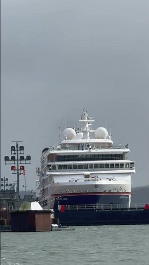 Kreuzfahrtschiff HANSEATIC nature und Containerschiff SKALAR in der Nord-Ostsee-Kanal Schleuse Kiel