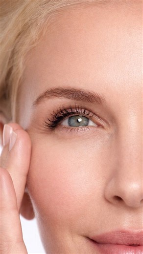 Paula V.S. Cassini on Instagram: "Uma das coisas que mais me encanta na blefaroplastia é o impacto que ela tem na autoestima das mulheres. Muitas vezes, quando a mulher se sente envelhecida, o primeiro lugar que ela observa no espelho é o olhar. A pele caída, o olhar pesado ou a ptose palpebral acabam transmitindo um cansaço que não reflete como ela se sente por dentro. Uma queixa muito comum, inclusive entre mulheres jovens, é a dificuldade de se maquiar. Não conseguir fazer um delineado simple