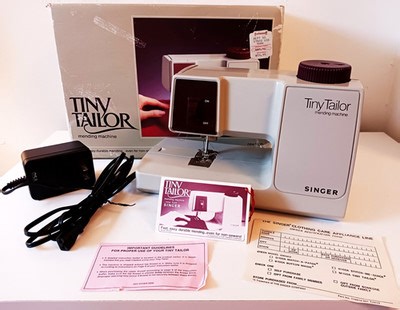 Vintage 1983 SINGER Tiny Tailor Mending Sewing Machine in Box M100A, Works, Nice | eBay