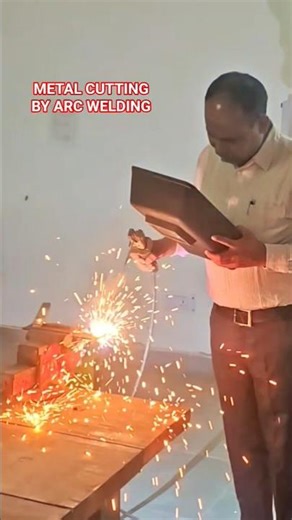 वैल्डिंग द्वारा धातु को काटना #welding #skillforjob #iti #dkbanerji #dkbanerjee #govt_iti