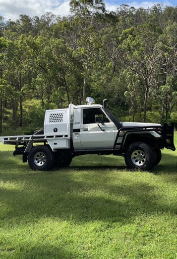 Modified 79 Series Land Cruiser with 4-Inch Lift