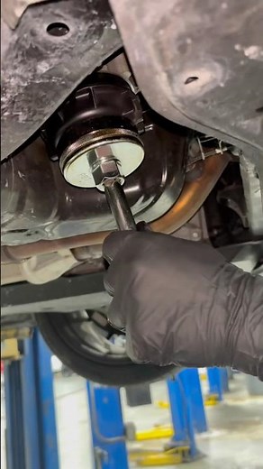 Changing the oil filter #mechanic #cars #oilchange #autorepair