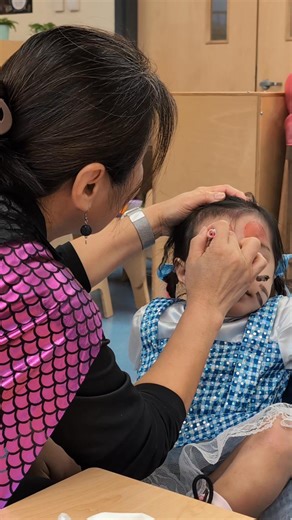 You are dressed as Dorothy from the Wizard of Oz, yet they have painted your face to look like a mouse 😂 " Dorothy na Daga," | Mac Yza