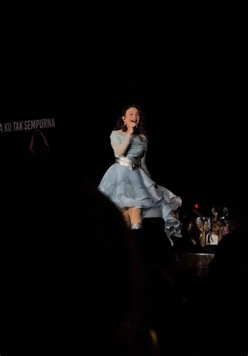 Rossa Speechless by Fan Performance at Concert