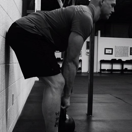 How to do a Romanian deadlift >http://bit.ly/2moakRP | Men's Health