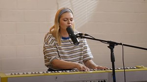 Eurovision 2025: Louane dévoile une version acoustique de son titre "maman"