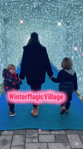 Morena • Mamma Single di 3 | Family Travel Milano on Instagram: "☃️ WINTER MAGIC VILLAGE 🎄 Il nuovo Villaggio a tema Natalizio della Lombardia! Un luogo dove il divertimento è a misura di famiglia! ❄️ Troverai: 📌 Laboratorio degli Elfi 📌 Pista dei gommoni 📌 Elsa e Babbo Natale 📌 Pista di pattinaggio 📌 Giostre e Giochi 📌 Galleria di luci 📌 Tante installazioni per foto 📌 Cibo e capannone Show Ed è tutto incluso del biglietto d'ingresso tranne la foto con Babbo Natale! 📆 Quando: fino al 6
