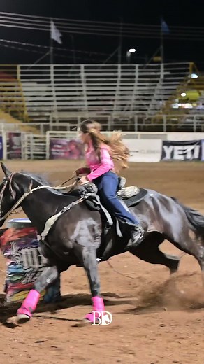 Alexa Pinedo y su amor por los caballos en la carrera