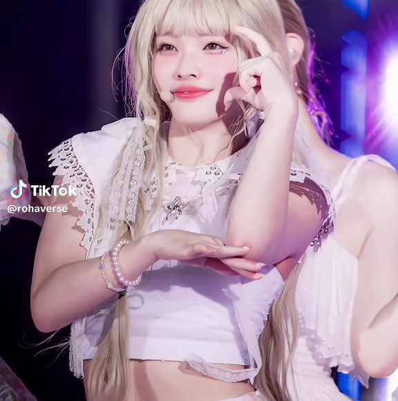 she’s a baby doll 🥹 #iroha #illit #이로하 #hokazonoiroha #irohaillit #irohaedits #rohaverse #monstermaknae #fyp #fypシ @ILLIT