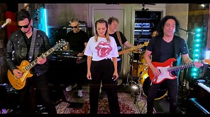 'Hit Me With Your Best Shot' by Sing It Live Best quality version https://youtu.be/WwKpowgwUfY Behind the scenes https://youtu.be/j41bBuLQPQQ This video is produced by Darren Mullan in his Basement Studio, South Australia. Sing It Live strive to present our very best live version of your favourite classic songs. "Hit Me with Your Best Shot" is a song originally recorded by American rock singer Pat Benatar and written by Eddie Schwartz. In 1980, it was released as the second single from her secon