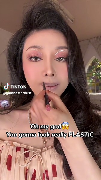Plastic and Fake Makeup Tutorial | Lip Contour and Lipliner Tips