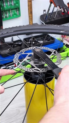 Quick removal of a bicycle brake disc with the Center Lock system.
