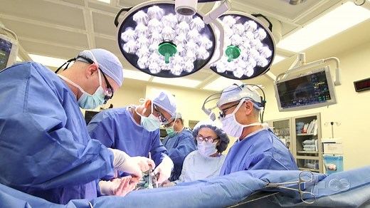 Two life-saving milestones during a pandemic? That’s exactly what the heart transplant team at Aurora St. Luke’s Medical Center accomplished during 2020. Aurora St. Luke’s performed 50 heart transplants last year, the most of any Midwest hospital. And in November, the team performed the 1,000th heart transplant in its history. This milestone adds to Aurora St. Luke’s legacy of leadership that began with the Midwest’s first heart transplant in 1968, just a few months after the first heart transpl