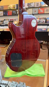 821 reactions · 28 shares | Another beautiful Gibson Custom Shop 1959 Les Paul Standard available now at Quimpersound.com!! This beauty has a gorgeous peak a boo top that pops right out under the Dirty Lemon finish. Pretty light for a Paul at only 8.4 lbs and bold and resonant as can be!! Grab her up today or check her out in person at 1002 Lawrence St Uptown Port Townsend!!落落 #gibson #gibsoncustomshop #gibsonlespaul #gibsonr9 | Quimper Sound Guitars | Facebook