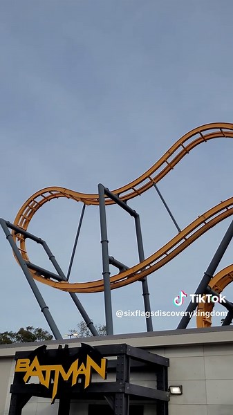 Experiencing the Thrills at Six Flags Theme Park