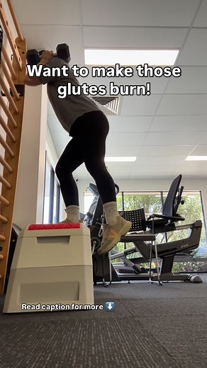 Step ups! A super exercise for those glutes if done correctly. ✔️ Make sure your full foot is on the step - no heel hanging off. ✔️ Drive through the foot on the step to pull yourself up rather than kicking off with your back foot. ✔️ Hinge at the hips leaning slightly over to lengthen glutes for more eccentric loading. ✔️ Lower down slowly, keeping the hips hinged. ✔️If you can-avoid putting the back foot down all together, try it. Added tips ⭐️ Add a weight ⭐️Use a wall or something for balanc
