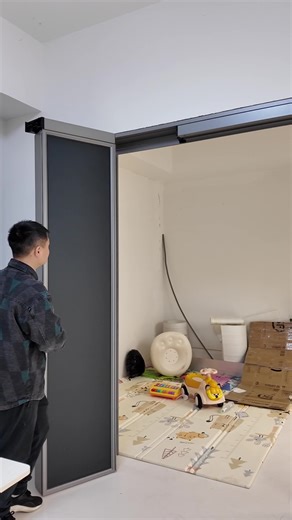 This is a triple-panel PD door with linked sliding and swing movement. Three panels move together to open up a wider passage. Designed for interior partitions where space efficiency matters. #pddoor #tripledoor #pivotdoor #slidingdoor #interiorpartition