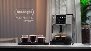 Il est grand temps de vous dévoiler la sortie de notre toute nouvelle machine, la 𝐌𝐚𝐠𝐧𝐢𝐟𝐢𝐜𝐚 𝐒𝐭𝐚𝐫𝐭 ! C'est LA machine parfaite pour les amateurs de café en grain. Via son panneau soft-touch, choisissez, entre autre, parmi expresso, allongé, doppio . La Magnifica Start vous permettra alors de déguster un café fraichement moulu tout au long de la journée. Pour en savoir plus : https://bit.ly/3RNZTX1 | De'Longhi France