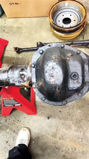 Tearing Down a Dana Differential! 😳 Can You Spot the Problem? 🔧🏁
