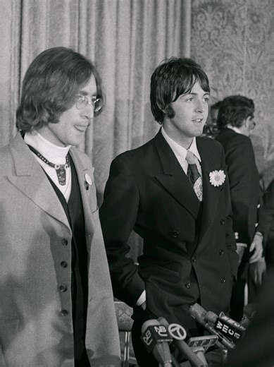 El 15 de marzo de 1968, The Beatles lanzó el single Lady Madonna, una canción que marcó un giro en el sonido del grupo. Tras la era psicodélica de Sgt. Pepper, la banda regresó a sus raíces con un piano boogie-woogie inspirado en Fats Domino y una historia sobre la vida cotidiana de una madre trabajadora. 🎹 El tema, escrito principalmente por Paul McCartney y acreditado al dúo John Lennon–McCartney, se grabó en Abbey Road Studios y rápidamente se transformó en uno de los grandes éxitos del cuar