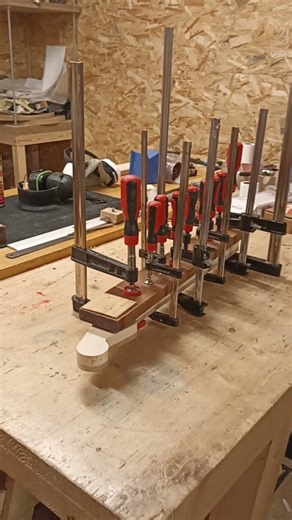 diy - lutherie - formateur 🎸 on Instagram: "stage fabrication Superstrat jour 1 ✅ calibrage érable pour le manche et palissandre pour la touche ✅ défonce canal trussrod ✅ contours du manche ✅ rainurage de la touche ✅ collage de la touche ✅ dessin du corps sur mesure pour usiner les gabarits ➡️ Accès au discord ici dans ma bio #luthiery #luthierie #luthier #lutherie #luthierlife #guitare #formation #formationenligne #formations #guitarediy #diyguitare #formationdelutherie #constructiondeguitare 