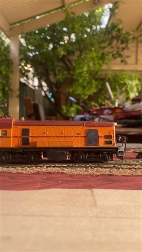 Ho scale 800 class running around it’s train at Goolwa