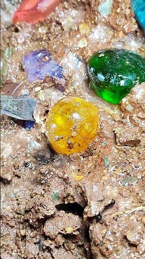 Crystal hunting in forgotten mines: The ultimate guide。Rainbow Beach's Crystal Secrets