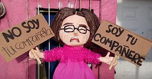 Crean polémica piñata de "compañere" y desatan críticas en redes sociales