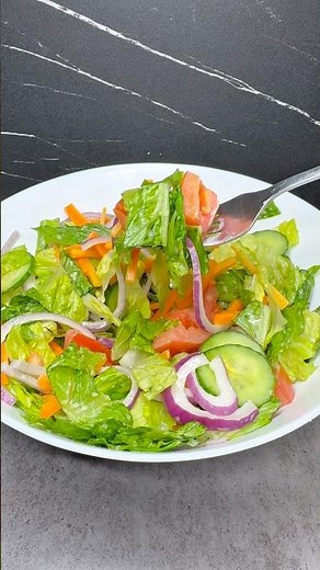 The Simplest Salad That Tastes AMAZING 🥗 (Ready in 2 Minutes!)