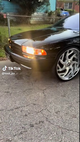 Showcasing a Sleek 96 Impala with Chrome Rims