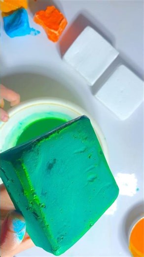 Testing green holi powder dye on chalk #asmr #viral #satisfying #gymchalk #shortvideo #trending #yt