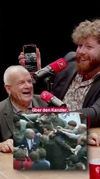 Helmut Kohl zwischen Demonstranten, Eiern und Tomaten. Ein Bild aus einer anderen politischen Zeit.