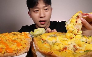 【Seabear】吃播 披萨双拼 鸡蛋培根披萨&芝士披萨_哔哩哔哩_bilibili