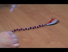 Ein Armband flechten - so geht's mit Wolle