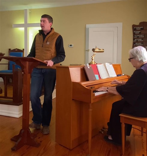 Hunter Harper leading singing and Nadine Allen on piano: ‘Leaning on the Everlasting Arms’ | Hopewell Church