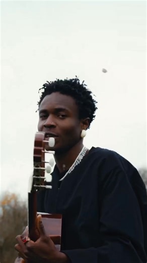 🖤🎧 | BEST Flow Drop Nouvelle collab qui fait tache d’huile dans le game ivoirien. D’Abidjan à Paris, le son traverse les frontières et s’impose 🔥 Ken gohan officiel (Rastiger), @lilblack.13, Imka et King Apek réunis sur un même track : un véritable cadeau de fin d’année pour les amateurs de gros sons. 🎶 Le hit est dispo dès maintenant, allez découvrir ça sans tarder. https://youtu.be/QO-usdjfGKI #BESTFLOWIVOIRE | Best flow Ivoire