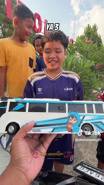 Miniatur Bus RKC: Kesaktian dalam Detail