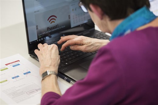 L'utilisation d'internet varie selon le sexe en Suisse, une différence due aux personnes âgées | RTS