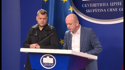 👉 Lider DNP-a Milan Knežević kazao je da u dokumentu Vlade, u kojem se nalaze garancije koje će biti date mještanima Botuna za puštanje u pogon Kolektora, nema stavke koja se tiče promjene lokacije na kojoj će se graditi postrojenje za otpadne vode. 📢 Kako je rekao na pres konferenciji, nisu on i Mihailo Asanović oni koji će odlučivati o ponudi Vlade, već će to biti građani Botuna. Predsjednik Opštine Zeta Mihailo Asanović rekao je da skladištenje opasnog otpada, makar i privremeno, za Opštinu