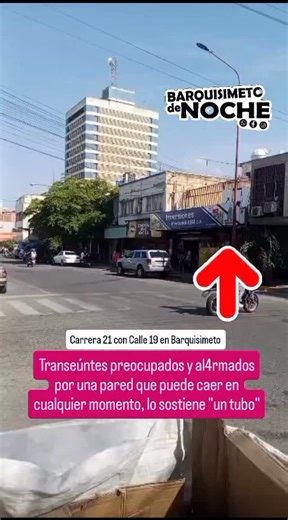 #Barquisimeto . Buena cámara del celular, nos llegó este video a través de nuestras plataformas, una denuncia acerca; Transeúntes preocupados y alarmados por una situación que puede crear una d3sgracia a futuro, se trata de una pared a una altura alrededor de 3 metros que puede caer , solo lo sostiene una ingeniería "un tubo" esto es la Carrera 21 con Calle 19 en Barquisimeto Edo Lara. | Barquisimetodenoche