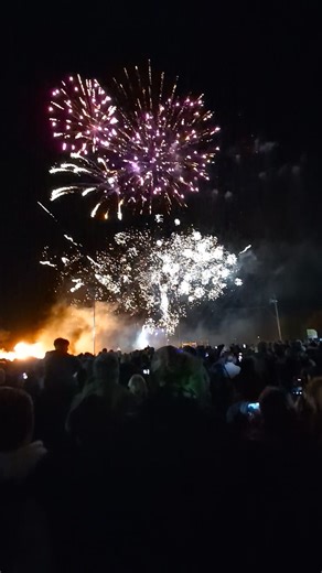 Here is a video of tonights display. Thank you and well done Hailsham Bonfire Society | Hailsham FM