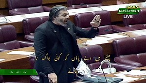 Chalte hain dabe paon k koi jaag na jaaye, Ghulami ke aseeron ki yahi khaas ada hai. Hoti nahi jo qaum haq baat pe yakja, Us qaum ka hakim hi fakat uski saza hai. #AliMuhammadKhan❤️👏 | H a m m y