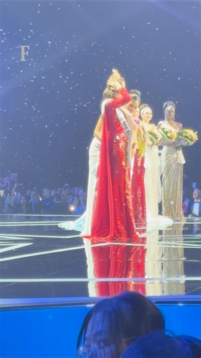 DE FAIXA A COROA 👑 | A mexicana Fátima Bosch, 25, foi coroada no início da madrugada desta sexta (21) como a Miss Universo 2025. A jovem disputou o trono com outras 119 candidatas de todo o mundo e recebeu a coroa das mãos da dinamarquesa Victoria Kjaer Theilvig, titular de 2024. A representante do Brasil, a piauiense Maria Gabriela Lacerda, 24, fez bonito e entrou no Top 30, mas não seguiu para a etapa seguinte. Com o feito, ela voltou a classificar o Brasil no concurso, já que desde 2021 o pa