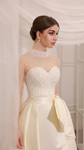 Sharlin_wedding_dresses on Instagram: "Nozik didli qizlarimiz uchun jemchugli sharqona uslubdagi libosimiz 🤍 Libos sizga yoqdimi ? Komentariyada fikringizni kutaman 🫶 Yaqinda toʻyi boʻladigon va zamonaviy libos yoqtiradigon dugonangizga shu videoni yuborib qoʻying👰🏻‍♀️ Dress @sharlin_wedding_dresses Makeup @durdona_makeupp Video @madina.13d Model @duz1ants Studio @naristoriesstudio"