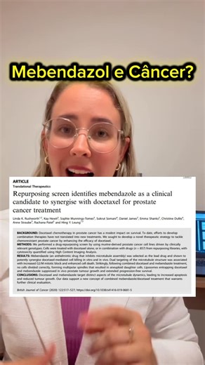 Farm. Caroline Monteiro | Oncologia | Câncer de mama on Instagram: "Mebendazol é um medicamento antiparasitário usado há décadas com perfil de segurança conhecido. Pesquisadores estão investigando se ele pode ser “repurposed” (reposicionado) como tratamento anticâncer por vários mecanismos, incluindo: Inibição da polimerização de tubulina (bloqueia a divisão celular) Inibição da angiogênese (bloqueia formação de novos vasos sanguíneos no tumor) Indução de morte celular programada (apoptose) E aq